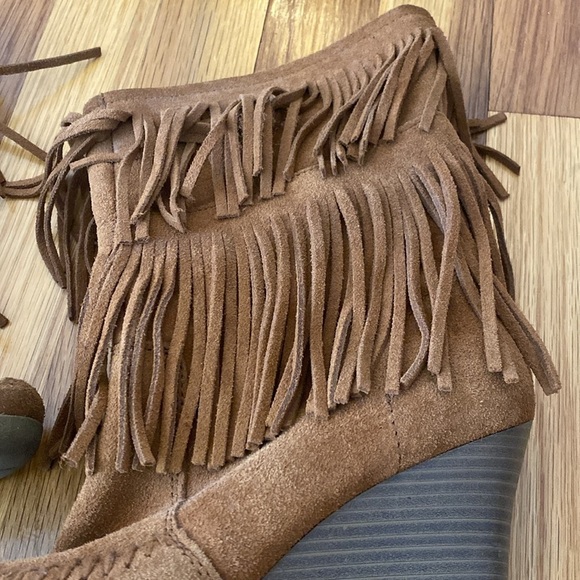 Minnetonka Women’s Brown Fringe Boots With Wedge Heel Size 7 - Picture 2 of 10
